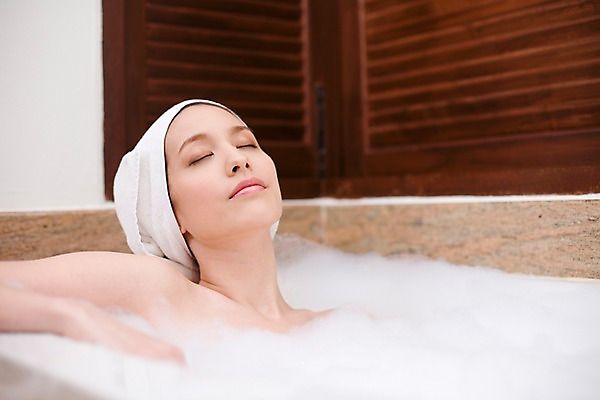 포토 JPG 서양인 모델 해외기획촬영 여자 여유 얼굴 포즈 기획촬영 2009년태국 휴식 욕조 실내 한명 사람 근접촬영 상반신 20대 성인 라이프 신체부위 수건 뷰티 스파 목욕 거품 욕실 화장실 여자만 여자한명만 성인여자만 청년만 청년여자만 성인한명만 청년여자한명만 성인여자한명만 성인만 국내포토 외국인 1 감정 뷰포인트 컨셉 청년 내부 생활 위생용품 청결 파일형식