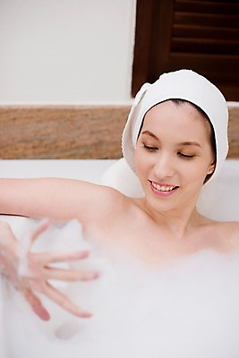 포토 JPG 서양인 모델 해외기획촬영 여자 여유 얼굴 포즈 기획촬영 2009년태국 휴식 욕조 실내 한명 미소 웃음 사람 근접촬영 상반신 20대 성인 라이프 신체부위 수건 뷰티 스파 목욕 거품 욕실 화장실 여자만 여자한명만 성인여자만 청년만 청년여자만 성인한명만 청년여자한명만 성인여자한명만 성인만 국내포토 외국인 1 감정 뷰포인트 컨셉 표정 청년 내부 생활 위생용품 청결 파일형식