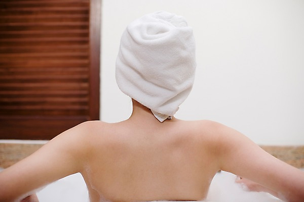 포토 JPG 서양인 모델 해외기획촬영 여자 여유 포즈 기획촬영 2009년태국 휴식 욕조 실내 한명 사람 상반신 20대 성인 라이프 뒷모습 수건 뷰티 스파 목욕 거품 욕실 화장실 여자만 여자한명만 성인여자만 청년만 청년여자만 성인한명만 청년여자한명만 성인여자한명만 성인만 국내포토 외국인 1 감정 뷰포인트 컨셉 청년 내부 생활 위생용품 청결 파일형식