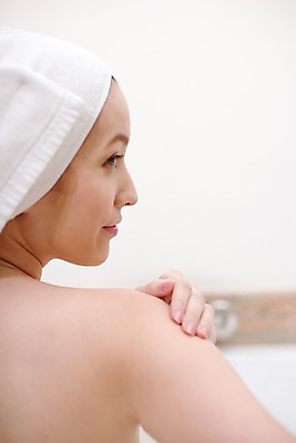 포토 JPG 서양인 모델 해외기획촬영 여자 여유 포즈 기획촬영 2009년태국 휴식 욕조 실내 한명 사람 상반신 20대 성인 라이프 옆모습 수건 뷰티 스파 목욕 거품 욕실 화장실 여자만 여자한명만 성인여자만 청년만 청년여자만 성인한명만 청년여자한명만 성인여자한명만 성인만 국내포토 외국인 1 감정 뷰포인트 컨셉 청년 내부 생활 위생용품 청결 파일형식