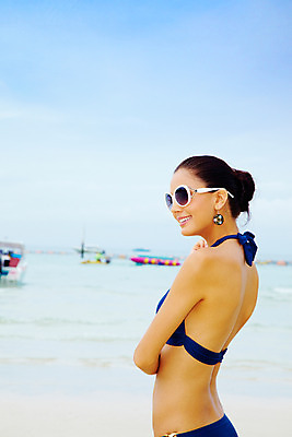 포토 JPG 주간 서양인 해외기획촬영 여자 수영복 여유 바다 해외여행 여행 기획촬영 2009년태국 요트 파타야 태국 하늘 휴가 휴식 산호섬 한명 서기 미소 웃음 사람 상반신 20대 성인 취미 해변 야외 여름 여름휴가 바캉스 비키니 모래사장 선글라스 귀걸이 선박 의료성형뷰티 여자만 여자한명만 성인여자만 청년만 청년여자만 성인한명만 청년여자한명만 성인여자한명만 성인만 국내포토 자연요소 외국인 1 해외 옷 계절 감정 아시아 안경 섬 컨셉 수상교통 배_교통 장신구 모션 표정 청년 파일형식 여름_계절