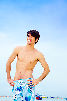 포토 JPG 주간 서양인 해외기획촬영 남자 수영복 여유 바다 해외여행 여행 기획촬영 2009년태국 파타야 태국 하늘 휴가 휴식 산호섬 한명 서기 미소 웃음 사람 상반신 20대 성인 취미 해변 야외 여름 여름휴가 바캉스 남자만 남자한명만 성인남자만 청년만 청년남자만 청년남자한명만 성인한명만 성인남자한명만 성인만 국내포토 자연요소 외국인 1 해외 옷 계절 감정 아시아 섬 컨셉 모션 표정 청년 파일형식 여름_계절