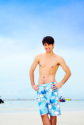 포토 JPG 주간 서양인 해외기획촬영 남자 수영복 여유 바다 해외여행 여행 기획촬영 2009년태국 파타야 태국 하늘 휴가 휴식 산호섬 한명 서기 미소 웃음 사람 상반신 20대 성인 취미 해변 야외 여름 여름휴가 바캉스 모래사장 남자만 남자한명만 성인남자만 청년만 청년남자만 청년남자한명만 성인한명만 성인남자한명만 성인만 국내포토 자연요소 외국인 1 해외 옷 계절 감정 아시아 섬 컨셉 모션 표정 청년 파일형식 여름_계절