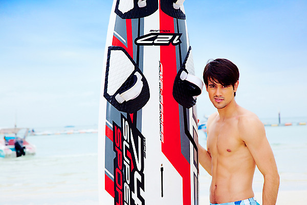 포토 JPG 주간 서양인 해외기획촬영 남자 수영복 여유 바다 해외여행 여행 기획촬영 2009년태국 파타야 태국 하늘 레저 휴가 휴식 산호섬 한명 서기 사람 상반신 20대 성인 취미 해변 야외 여름 여름휴가 바캉스 수상스포츠 서핑보드 보드 남자만 남자한명만 성인남자만 청년만 청년남자만 청년남자한명만 성인한명만 성인남자한명만 성인만 국내포토 자연요소 외국인 1 해외 옷 계절 감정 아시아 스포츠 섬 컨셉 모션 청년 보드_스포츠 파일형식 여름_계절