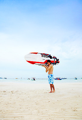 포토 JPG 주간 전신 서양인 해외기획촬영 남자 수영복 여유 바다 해외여행 여행 기획촬영 2009년태국 요트 파타야 태국 하늘 레저 휴가 휴식 산호섬 한명 서기 미소 웃음 사람 20대 성인 취미 해변 야외 여름 여름휴가 바캉스 모래사장 수상스포츠 서핑보드 보드 선박 남자만 남자한명만 성인남자만 청년만 청년남자만 청년남자한명만 성인한명만 성인남자한명만 성인만 국내포토 자연요소 외국인 1 해외 옷 계절 감정 아시아 스포츠 섬 컨셉 수상교통 배_교통 모션 표정 청년 보드_스포츠 파일형식 여름_계절