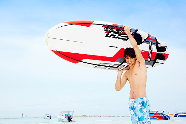 포토 JPG 주간 서양인 해외기획촬영 남자 수영복 여유 바다 해외여행 여행 기획촬영 2009년태국 파타야 태국 하늘 레저 휴가 휴식 산호섬 한명 서기 미소 웃음 사람 상반신 20대 성인 취미 해변 야외 여름 여름휴가 바캉스 수상스포츠 서핑보드 보드 남자만 남자한명만 성인남자만 청년만 청년남자만 청년남자한명만 성인한명만 성인남자한명만 성인만 국내포토 자연요소 외국인 1 해외 옷 계절 감정 아시아 스포츠 섬 컨셉 모션 표정 청년 보드_스포츠 파일형식 여름_계절