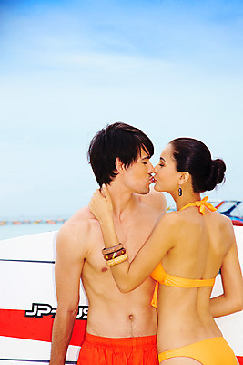포토 JPG 주간 서양인 모델 해외기획촬영 커플 여자 남자 수영복 여유 바다 해외여행 여행 포즈 기획촬영 2009년태국 팔찌 포옹 파타야 태국 하늘 레저 휴가 휴식 키스 산호섬 서기 사람 상반신 취미 해변 야외 두명 여름 여름휴가 바캉스 비키니 귀걸이 수상스포츠 서핑보드 보드 국내포토 자연요소 외국인 해외 옷 계절 감정 아시아 스포츠 섬 컨셉 장신구 관계 안기 모션 보드_스포츠 애정표현 파일형식 여름_계절
