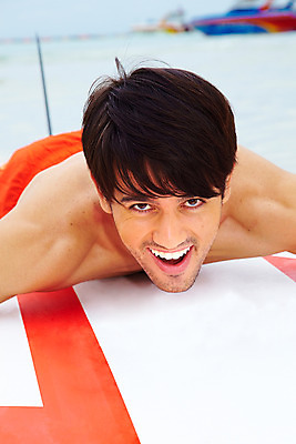 포토 JPG 주간 서양인 해외기획촬영 남자 수영복 여유 바다 해외여행 여행 기획촬영 2009년태국 파타야 태국 레저 휴가 휴식 산호섬 한명 미소 웃음 사람 상반신 20대 성인 취미 해변 야외 여름 여름휴가 바캉스 수상스포츠 서핑보드 보드 남자만 남자한명만 성인남자만 청년만 청년남자만 청년남자한명만 성인한명만 성인남자한명만 성인만 국내포토 자연요소 외국인 1 해외 옷 계절 감정 아시아 스포츠 섬 컨셉 표정 청년 보드_스포츠 파일형식 여름_계절