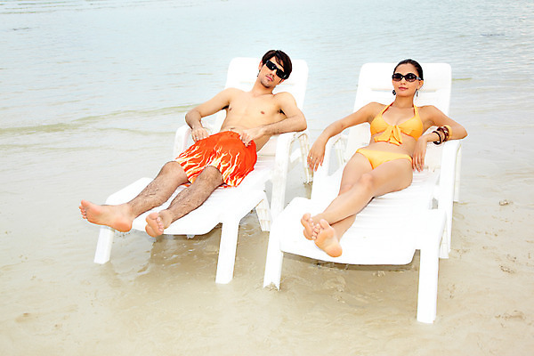 포토 JPG 주간 전신 서양인 모델 해외기획촬영 커플 여자 남자 수영복 여유 바다 해외여행 여행 포즈 기획촬영 2009년태국 의자 팔찌 파타야 태국 하늘 휴가 휴식 산호섬 사람 앉기 취미 해변 야외 두명 여름 여름휴가 바캉스 비키니 모래사장 선글라스 귀걸이 선탠 선베드 국내포토 자연요소 외국인 해외 옷 계절 감정 아시아 안경 섬 가구 컨셉 장신구 관계 모션 파일형식 여름_계절