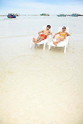 포토 JPG 주간 전신 서양인 모델 해외기획촬영 커플 여자 남자 수영복 여유 바다 해외여행 여행 포즈 기획촬영 2009년태국 요트 의자 팔찌 파타야 태국 하늘 휴가 휴식 산호섬 사람 앉기 취미 해변 야외 두명 여름 여름휴가 바캉스 비키니 모래사장 선글라스 귀걸이 선탠 선베드 선박 국내포토 자연요소 외국인 해외 옷 계절 감정 아시아 안경 섬 가구 컨셉 수상교통 배_교통 장신구 관계 모션 파일형식 여름_계절
