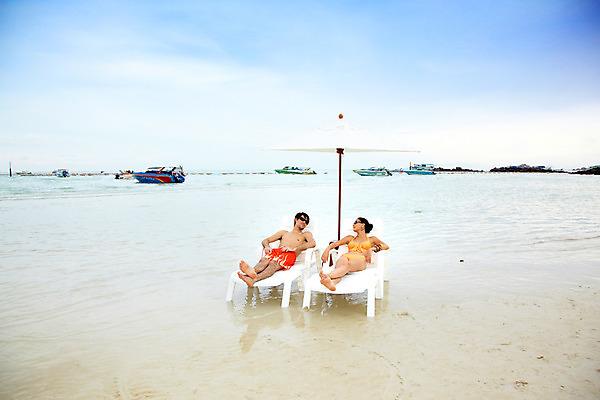포토 JPG 주간 전신 서양인 모델 해외기획촬영 커플 여자 남자 수영복 여유 바다 해외여행 여행 포즈 기획촬영 2009년태국 요트 의자 팔찌 파타야 태국 하늘 휴가 휴식 산호섬 사람 앉기 취미 해변 야외 두명 여름 여름휴가 바캉스 비키니 모래사장 선글라스 귀걸이 파라솔 선베드 선박 국내포토 자연요소 외국인 해외 옷 계절 감정 아시아 안경 섬 가구 컨셉 수상교통 배_교통 장신구 관계 모션 파일형식 여름_계절