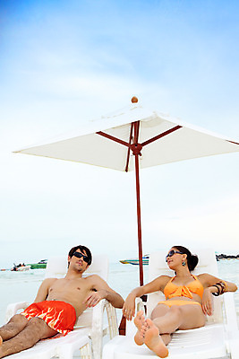 포토 JPG 주간 전신 서양인 모델 해외기획촬영 커플 여자 남자 수영복 여유 바다 해외여행 여행 포즈 기획촬영 2009년태국 의자 팔찌 파타야 태국 하늘 휴가 휴식 산호섬 사람 앉기 상반신 취미 해변 야외 두명 여름 여름휴가 바캉스 비키니 모래사장 선글라스 귀걸이 파라솔 선베드 국내포토 자연요소 외국인 해외 옷 계절 감정 아시아 안경 섬 가구 컨셉 장신구 관계 모션 파일형식 여름_계절