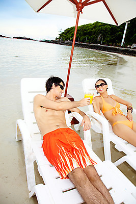 포토 JPG 주간 전신 서양인 모델 해외기획촬영 커플 여자 남자 수영복 여유 음료 바다 해외여행 여행 포즈 기획촬영 2009년태국 의자 팔찌 파타야 태국 하늘 휴가 휴식 산호섬 미소 웃음 사람 앉기 상반신 취미 해변 야외 두명 여름 여름휴가 바캉스 비키니 모래사장 선글라스 귀걸이 주스 파라솔 건배 선베드 국내포토 자연요소 외국인 해외 옷 계절 감정 아시아 안경 섬 가구 컨셉 장신구 관계 모션 표정 파일형식 여름_계절