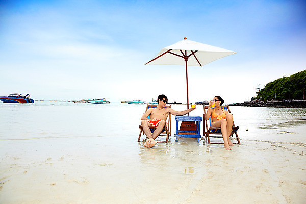 포토 JPG 주간 전신 서양인 모델 해외기획촬영 커플 여자 남자 수영복 여유 음료 바다 해외여행 여행 포즈 기획촬영 2009년태국 요트 의자 파타야 태국 하늘 휴가 휴식 산호섬 사람 앉기 취미 해변 야외 두명 여름 여름휴가 바캉스 비키니 모래사장 선글라스 귀걸이 주스 파라솔 선베드 선박 국내포토 자연요소 외국인 해외 옷 계절 감정 아시아 안경 섬 가구 컨셉 수상교통 배_교통 장신구 관계 모션 파일형식 여름_계절