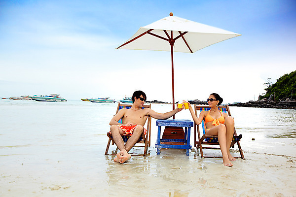 포토 JPG 주간 전신 서양인 모델 해외기획촬영 커플 여자 남자 수영복 여유 음료 바다 해외여행 여행 포즈 기획촬영 2009년태국 요트 의자 파타야 태국 하늘 휴가 휴식 산호섬 사람 앉기 취미 해변 야외 두명 여름 여름휴가 바캉스 비키니 모래사장 선글라스 귀걸이 주스 파라솔 선베드 선박 국내포토 자연요소 외국인 해외 옷 계절 감정 아시아 안경 섬 가구 컨셉 수상교통 배_교통 장신구 관계 모션 파일형식 여름_계절