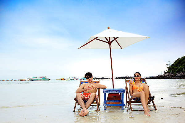 포토 JPG 주간 전신 서양인 모델 해외기획촬영 커플 여자 남자 수영복 여유 음료 바다 해외여행 여행 포즈 기획촬영 2009년태국 의자 파타야 태국 하늘 휴가 휴식 산호섬 사람 앉기 취미 해변 야외 두명 여름 여름휴가 바캉스 비키니 모래사장 선글라스 귀걸이 주스 파라솔 선베드 국내포토 자연요소 외국인 해외 옷 계절 감정 아시아 안경 섬 가구 컨셉 장신구 관계 모션 파일형식 여름_계절