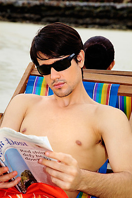 포토 JPG 주간 서양인 해외기획촬영 남자 수영복 여유 바다 해외여행 여행 기획촬영 2009년태국 의자 파타야 태국 휴가 휴식 산호섬 한명 사람 앉기 상반신 20대 성인 취미 해변 야외 여름 여름휴가 바캉스 모래사장 선글라스 독서 신문 선베드 남자만 남자한명만 성인남자만 청년만 청년남자만 청년남자한명만 성인한명만 성인남자한명만 성인만 국내포토 자연요소 외국인 1 해외 옷 계절 감정 아시아 안경 섬 가구 컨셉 모션 청년 간행물 뉴스 파일형식 여름_계절