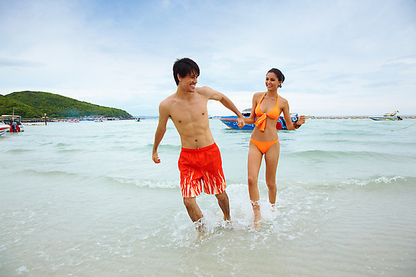 포토 JPG 주간 전신 서양인 모델 해외기획촬영 커플 여자 남자 수영복 여유 물결 파도 바다 해외여행 여행 포즈 기획촬영 2009년태국 요트 팔찌 파타야 태국 하늘 휴가 휴식 산 산호섬 미소 웃음 사람 취미 해변 야외 두명 여름 여름휴가 바캉스 비키니 국내포토 자연요소 외국인 해외 옷 계절 감정 아시아 섬 컨셉 배_교통 장신구 관계 표정 파일형식 여름_계절