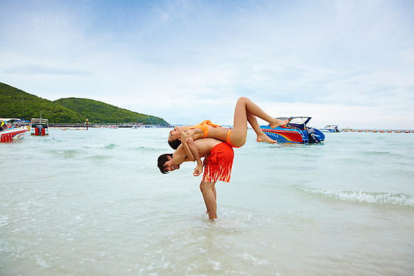 포토 JPG 주간 전신 서양인 모델 해외기획촬영 커플 여자 남자 수영복 여유 물결 파도 바다 해외여행 여행 포즈 기획촬영 2009년태국 요트 파타야 태국 하늘 휴가 휴식 산 산호섬 미소 웃음 사람 취미 해변 야외 두명 여름 여름휴가 바캉스 비키니 등배지기 국내포토 자연요소 외국인 해외 옷 계절 감정 아시아 섬 컨셉 배_교통 관계 표정 파일형식 여름_계절