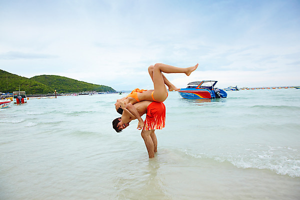 포토 JPG 주간 전신 서양인 모델 해외기획촬영 커플 여자 남자 수영복 여유 물결 파도 바다 해외여행 여행 포즈 기획촬영 2009년태국 요트 파타야 태국 하늘 휴가 휴식 산 산호섬 미소 웃음 사람 취미 해변 야외 두명 여름 여름휴가 바캉스 비키니 등배지기 국내포토 자연요소 외국인 해외 옷 계절 감정 아시아 섬 컨셉 배_교통 관계 표정 파일형식 여름_계절