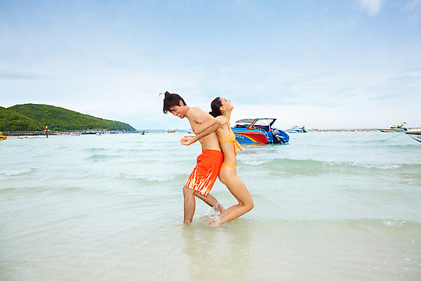 포토 JPG 주간 전신 서양인 모델 해외기획촬영 커플 여자 남자 수영복 여유 물결 파도 바다 해외여행 여행 포즈 기획촬영 2009년태국 요트 파타야 태국 하늘 휴가 휴식 산호섬 미소 웃음 사람 취미 해변 야외 두명 여름 여름휴가 바캉스 비키니 등배지기 국내포토 자연요소 외국인 해외 옷 계절 감정 아시아 섬 컨셉 배_교통 관계 표정 파일형식 여름_계절