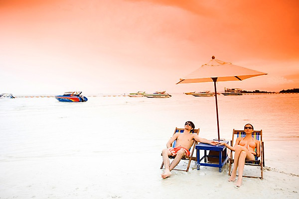 포토 JPG 주간 전신 서양인 모델 해외기획촬영 커플 여자 남자 수영복 여유 바다 해외여행 여행 포즈 기획촬영 2009년태국 요트 의자 팔찌 파타야 태국 하늘 휴가 휴식 산호섬 사람 앉기 취미 해변 야외 두명 여름 여름휴가 바캉스 비키니 모래사장 선글라스 일몰 파라솔 선베드 선박 국내포토 자연요소 외국인 해외 옷 계절 감정 아시아 안경 섬 가구 컨셉 수상교통 배_교통 장신구 관계 모션 노을 파일형식 여름_계절