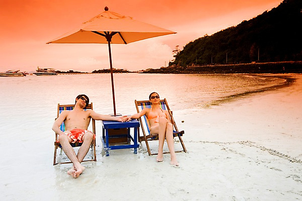 포토 JPG 주간 전신 서양인 모델 해외기획촬영 커플 여자 남자 수영복 여유 바다 해외여행 여행 포즈 기획촬영 2009년태국 의자 파타야 태국 하늘 휴가 휴식 산호섬 사람 앉기 취미 해변 야외 두명 여름 여름휴가 바캉스 비키니 모래사장 선글라스 귀걸이 일몰 파라솔 선베드 국내포토 자연요소 외국인 해외 옷 계절 감정 아시아 안경 섬 가구 컨셉 장신구 관계 모션 노을 파일형식 여름_계절