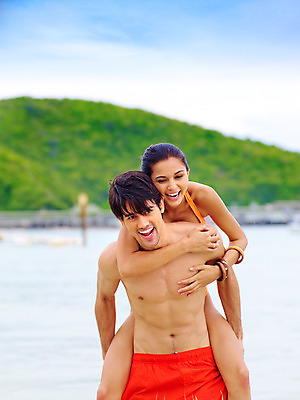 포토 JPG 주간 서양인 모델 해외기획촬영 커플 여자 남자 수영복 여유 바다 해외여행 여행 포즈 기획촬영 2009년태국 팔찌 파타야 태국 하늘 휴가 휴식 산 산호섬 미소 웃음 사람 상반신 취미 해변 야외 두명 여름 여름휴가 바캉스 비키니 업기 국내포토 자연요소 외국인 해외 옷 계절 감정 아시아 섬 컨셉 장신구 관계 모션 표정 파일형식 여름_계절