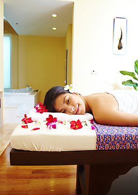 포토 JPG 주간 서양인 모델 해외기획촬영 여자 꽃잎 꽃 여유 엎드리기 포즈 기획촬영 2009년태국 태국 휴식 실내 건강 한명 사람 상반신 20대 성인 취미 옆모습 장식 수건 뷰티 보라색 스파 마사지 타이마사지 전통마사지 플루메리아 호접란 플랭지파니 여자만 여자한명만 성인여자만 청년만 청년여자만 성인한명만 청년여자한명만 성인여자한명만 성인만 국내포토 자연요소 외국인 식물 1 감정 아시아 뷰포인트 컬러 컨셉 모션 청년 내부 위생용품 파일형식