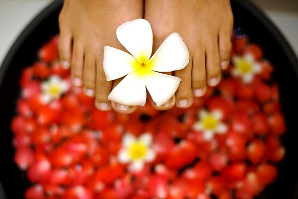 포토 JPG 주간 서양인 모델 해외기획촬영 꽃잎 꽃 여유 포즈 기획촬영 2009년태국 발 태국 휴식 실내 근접촬영 취미 신체부위 뷰티 스파 목욕 욕실 화장실 플루메리아 족욕 대아 세숫대야 국내포토 자연요소 외국인 식물 감정 아시아 뷰포인트 컨셉 사람 내부 청결 파일형식