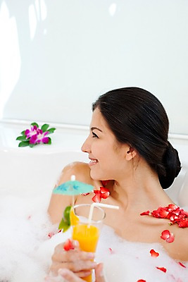 포토 JPG 주간 서양인 모델 해외기획촬영 여자 꽃잎 여유 음료 포즈 기획촬영 2009년태국 태국 휴식 욕조 실내 한명 미소 웃음 사람 상반신 20대 성인 취미 뷰티 스파 목욕 주스 거품 욕실 오렌지주스 화장실 호접란 여자만 여자한명만 성인여자만 청년만 청년여자만 성인한명만 청년여자한명만 성인여자한명만 성인만 국내포토 자연요소 외국인 1 꽃 감정 아시아 컨셉 표정 청년 내부 청결 과일주스 파일형식
