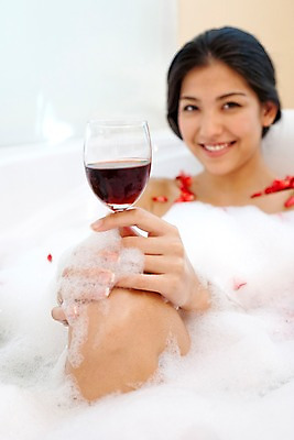 포토 JPG 주간 서양인 모델 해외기획촬영 여자 꽃잎 여유 포즈 기획촬영 2009년태국 와인잔 태국 휴식 욕조 실내 한명 미소 웃음 사람 상반신 20대 성인 취미 뷰티 와인 스파 목욕 거품 욕실 레드와인 화장실 여자만 여자한명만 성인여자만 청년만 청년여자만 성인한명만 청년여자한명만 성인여자한명만 성인만 국내포토 자연요소 외국인 1 꽃 감정 아시아 컨셉 술잔 주류 표정 청년 내부 청결 파일형식