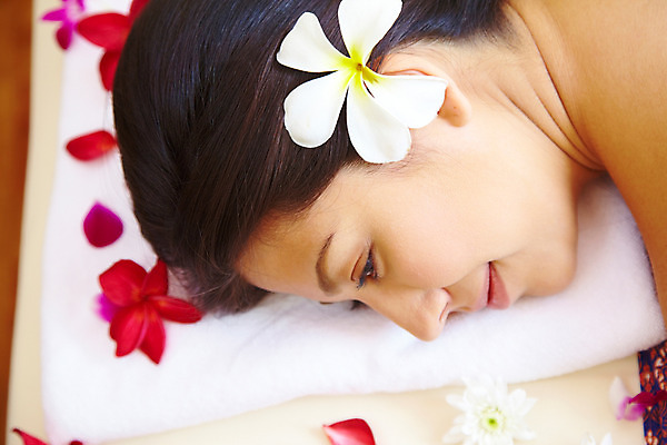 포토 JPG 주간 서양인 모델 해외기획촬영 여자 꽃잎 꽃 여유 엎드리기 포즈 기획촬영 2009년태국 태국 휴식 실내 건강 한명 미소 웃음 사람 근접촬영 상반신 20대 성인 취미 장식 수건 뷰티 스파 마사지 타이마사지 전통마사지 플루메리아 플랭지파니 여자만 여자한명만 성인여자만 청년만 청년여자만 성인한명만 청년여자한명만 성인여자한명만 성인만 프랜지파니 국내포토 자연요소 외국인 식물 1 감정 아시아 뷰포인트 컨셉 모션 표정 청년 내부 위생용품 파일형식