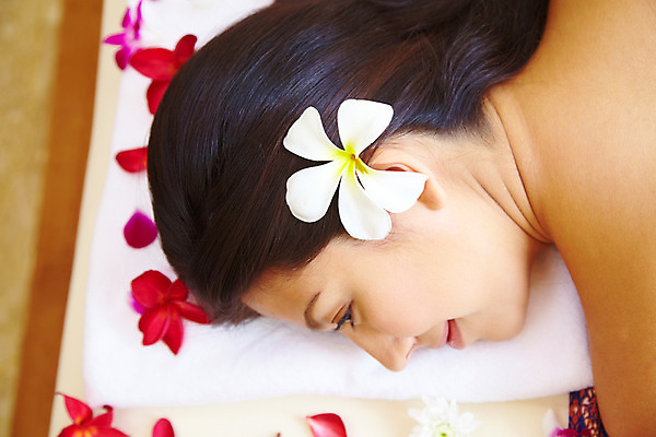 포토 JPG 주간 서양인 모델 해외기획촬영 여자 꽃잎 꽃 여유 엎드리기 포즈 기획촬영 2009년태국 태국 휴식 실내 건강 한명 미소 웃음 사람 근접촬영 상반신 20대 성인 취미 장식 수건 뷰티 스파 마사지 타이마사지 전통마사지 플루메리아 플랭지파니 여자만 여자한명만 성인여자만 청년만 청년여자만 성인한명만 청년여자한명만 성인여자한명만 성인만 프랜지파니 국내포토 자연요소 외국인 식물 1 감정 아시아 뷰포인트 컨셉 모션 표정 청년 내부 위생용품 파일형식