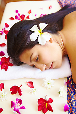 포토 JPG 주간 서양인 모델 해외기획촬영 여자 꽃잎 꽃 여유 엎드리기 포즈 기획촬영 2009년태국 태국 휴식 실내 건강 한명 미소 웃음 사람 근접촬영 상반신 20대 성인 취미 장식 수건 뷰티 스파 마사지 타이마사지 전통마사지 플루메리아 플랭지파니 여자만 여자한명만 성인여자만 청년만 청년여자만 성인한명만 청년여자한명만 성인여자한명만 성인만 프랜지파니 국내포토 자연요소 외국인 식물 1 감정 아시아 뷰포인트 컨셉 모션 표정 청년 내부 위생용품 파일형식