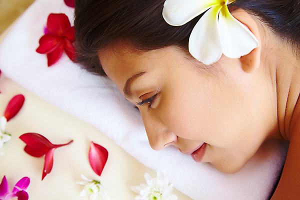 포토 JPG 주간 서양인 모델 해외기획촬영 여자 꽃잎 꽃 여유 엎드리기 포즈 기획촬영 2009년태국 태국 휴식 실내 건강 한명 미소 웃음 사람 근접촬영 상반신 20대 성인 취미 장식 수건 뷰티 스파 마사지 타이마사지 전통마사지 플루메리아 플랭지파니 여자만 여자한명만 성인여자만 청년만 청년여자만 성인한명만 청년여자한명만 성인여자한명만 성인만 프랜지파니 국내포토 자연요소 외국인 식물 1 감정 아시아 뷰포인트 컨셉 모션 표정 청년 내부 위생용품 파일형식