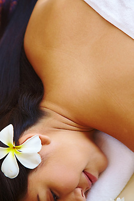 포토 JPG 주간 서양인 모델 해외기획촬영 여자 꽃 여유 엎드리기 포즈 기획촬영 2009년태국 태국 휴식 실내 건강 한명 미소 웃음 사람 근접촬영 상반신 20대 성인 취미 장식 수건 뷰티 스파 마사지 타이마사지 전통마사지 플루메리아 플랭지파니 여자만 여자한명만 성인여자만 청년만 청년여자만 성인한명만 청년여자한명만 성인여자한명만 성인만 프랜지파니 국내포토 자연요소 외국인 식물 1 감정 아시아 뷰포인트 컨셉 모션 표정 청년 내부 위생용품 파일형식