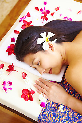 포토 JPG 주간 서양인 모델 해외기획촬영 여자 꽃잎 꽃 여유 엎드리기 포즈 기획촬영 2009년태국 태국 휴식 실내 건강 한명 미소 웃음 사람 상반신 20대 성인 취미 장식 수건 뷰티 스파 마사지 타이마사지 전통마사지 플루메리아 플랭지파니 여자만 여자한명만 성인여자만 청년만 청년여자만 성인한명만 청년여자한명만 성인여자한명만 성인만 프랜지파니 국내포토 자연요소 외국인 식물 1 감정 아시아 컨셉 모션 표정 청년 내부 위생용품 파일형식