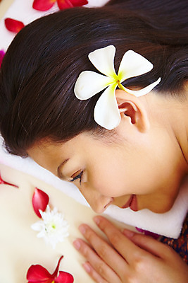 포토 JPG 주간 서양인 모델 해외기획촬영 여자 꽃잎 꽃 여유 엎드리기 포즈 기획촬영 2009년태국 태국 휴식 실내 건강 한명 미소 웃음 사람 근접촬영 상반신 20대 성인 취미 장식 수건 뷰티 스파 마사지 타이마사지 전통마사지 플루메리아 플랭지파니 여자만 여자한명만 성인여자만 청년만 청년여자만 성인한명만 청년여자한명만 성인여자한명만 성인만 프랜지파니 국내포토 자연요소 외국인 식물 1 감정 아시아 뷰포인트 컨셉 모션 표정 청년 내부 위생용품 파일형식