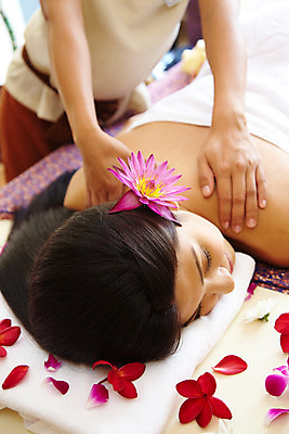 포토 JPG 주간 서양인 모델 해외기획촬영 손 여자 꽃잎 꽃 여유 엎드리기 포즈 기획촬영 2009년태국 태국 휴식 실내 건강 사람 상반신 취미 장식 수건 뷰티 스파 마사지 마사지사 타이마사지 전통마사지 플루메리아 플랭지파니 여자만 국내포토 자연요소 외국인 식물 직업 감정 아시아 컨셉 모션 내부 신체부위 위생용품 파일형식