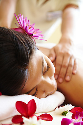 포토 JPG 주간 서양인 모델 해외기획촬영 손 여자 꽃잎 꽃 여유 엎드리기 포즈 기획촬영 2009년태국 태국 휴식 실내 건강 한명 사람 근접촬영 상반신 20대 성인 취미 장식 수건 뷰티 스파 마사지 마사지사 타이마사지 전통마사지 플루메리아 플랭지파니 여자만 여자한명만 성인여자만 청년만 청년여자만 성인한명만 청년여자한명만 성인여자한명만 성인만 국내포토 자연요소 외국인 식물 직업 1 감정 아시아 뷰포인트 컨셉 모션 청년 내부 신체부위 위생용품 파일형식