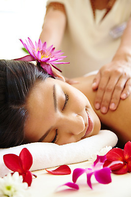 포토 JPG 주간 서양인 모델 해외기획촬영 손 여자 꽃잎 꽃 여유 엎드리기 포즈 기획촬영 2009년태국 태국 휴식 실내 건강 미소 웃음 사람 근접촬영 상반신 취미 장식 수건 뷰티 스파 마사지 마사지사 타이마사지 전통마사지 플루메리아 플랭지파니 여자만 국내포토 자연요소 외국인 식물 직업 감정 아시아 뷰포인트 컨셉 모션 표정 내부 신체부위 위생용품 파일형식