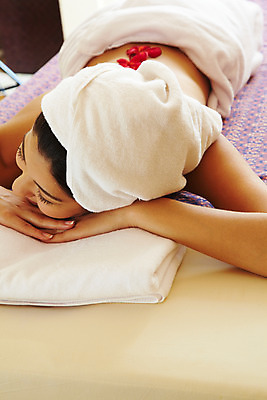 포토 JPG 서양인 모델 해외기획촬영 여자 여유 엎드리기 포즈 기획촬영 2009년태국 태국 휴식 실내 건강 한명 사람 상반신 20대 성인 취미 수건 뷰티 스파 마사지 타이마사지 전통마사지 플루메리아 플랭지파니 여자만 여자한명만 성인여자만 청년만 청년여자만 성인한명만 청년여자한명만 성인여자한명만 성인만 국내포토 외국인 1 꽃 감정 아시아 컨셉 모션 청년 내부 위생용품 파일형식