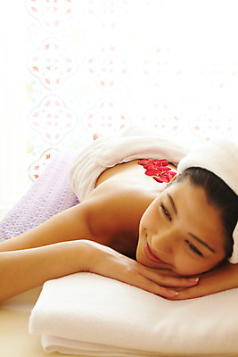 포토 JPG 서양인 모델 해외기획촬영 여자 꽃잎 여유 엎드리기 포즈 기획촬영 2009년태국 태국 휴식 실내 건강 한명 미소 웃음 사람 상반신 20대 성인 취미 수건 뷰티 스파 마사지 타이마사지 전통마사지 플루메리아 플랭지파니 여자만 여자한명만 성인여자만 청년만 청년여자만 성인한명만 청년여자한명만 성인여자한명만 성인만 국내포토 외국인 1 꽃 감정 아시아 컨셉 모션 표정 청년 내부 위생용품 파일형식