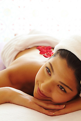 포토 JPG 서양인 모델 해외기획촬영 여자 꽃잎 여유 엎드리기 포즈 기획촬영 2009년태국 태국 휴식 실내 건강 한명 미소 웃음 사람 근접촬영 상반신 20대 성인 취미 수건 뷰티 스파 마사지 타이마사지 전통마사지 플루메리아 플랭지파니 여자만 여자한명만 성인여자만 청년만 청년여자만 성인한명만 청년여자한명만 성인여자한명만 성인만 국내포토 외국인 1 꽃 감정 아시아 뷰포인트 컨셉 모션 표정 청년 내부 위생용품 파일형식