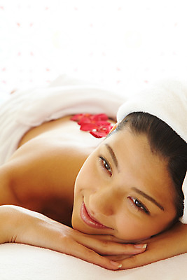 포토 JPG 서양인 모델 해외기획촬영 여자 꽃잎 여유 엎드리기 포즈 기획촬영 2009년태국 태국 휴식 실내 건강 한명 미소 웃음 사람 근접촬영 상반신 20대 성인 취미 수건 뷰티 스파 마사지 타이마사지 전통마사지 플루메리아 플랭지파니 여자만 여자한명만 성인여자만 청년만 청년여자만 성인한명만 청년여자한명만 성인여자한명만 성인만 국내포토 외국인 1 꽃 감정 아시아 뷰포인트 컨셉 모션 표정 청년 내부 위생용품 파일형식