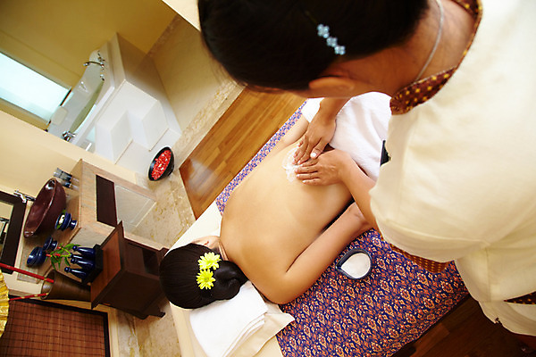 포토 JPG 서양인 모델 해외기획촬영 여자 꽃 여유 엎드리기 포즈 기획촬영 2009년태국 태국 휴식 실내 건강 사람 동양인 상반신 취미 두명 장식 수건 뷰티 스파 마사지 마사지사 타이마사지 전통마사지 소금 여자만 국내포토 외국인 식물 직업 감정 아시아 컨셉 모션 인종 내부 위생용품 파일형식