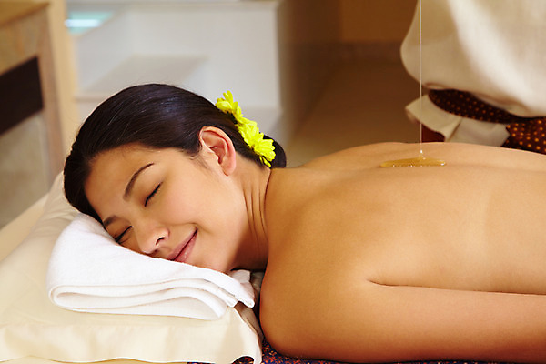 포토 JPG 서양인 모델 해외기획촬영 여자 꽃 여유 엎드리기 포즈 기획촬영 2009년태국 태국 휴식 실내 건강 한명 미소 웃음 사람 상반신 20대 성인 취미 장식 수건 뷰티 스파 마사지 타이마사지 전통마사지 여자만 여자한명만 성인여자만 청년만 청년여자만 성인한명만 청년여자한명만 성인여자한명만 성인만 국내포토 외국인 식물 1 감정 아시아 컨셉 모션 표정 청년 내부 위생용품 파일형식