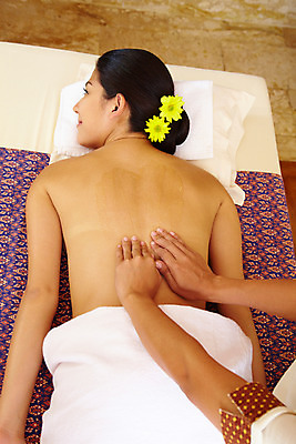 포토 JPG 서양인 모델 해외기획촬영 손 여자 꽃 여유 엎드리기 포즈 기획촬영 2009년태국 태국 휴식 실내 건강 한명 사람 상반신 20대 성인 취미 신체부위 장식 수건 뷰티 스파 양손 등 마사지 마사지사 타이마사지 전통마사지 청년만 성인한명만 성인만 국내포토 외국인 식물 직업 1 감정 아시아 컨셉 모션 청년 내부 위생용품 파일형식