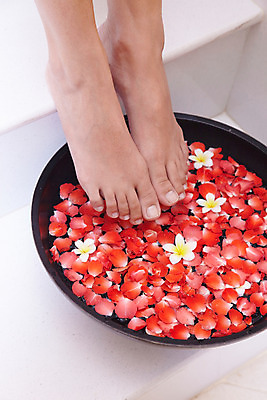 포토 JPG 서양인 모델 해외기획촬영 꽃잎 여유 포즈 기획촬영 2009년태국 발 태국 휴식 실내 취미 신체부위 뷰티 스파 욕실 화장실 플루메리아 족욕 대아 세숫대야 국내포토 외국인 꽃 감정 아시아 컨셉 사람 내부 파일형식